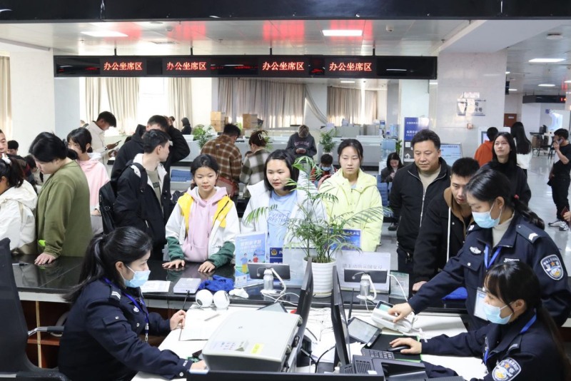 古藺縣政務服務大廳內一派忙碌的景象。古藺縣行政審批局供圖