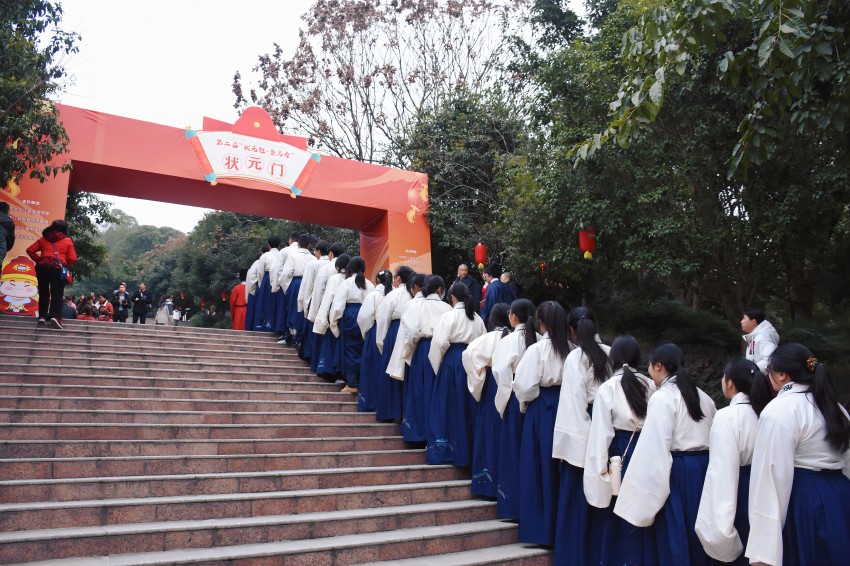 過狀元門。中江縣委宣傳部供圖