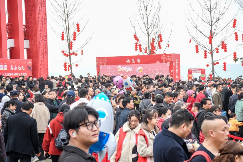 達州市元九登高節，登高市民抵達鳳凰樓。達州日報社供圖