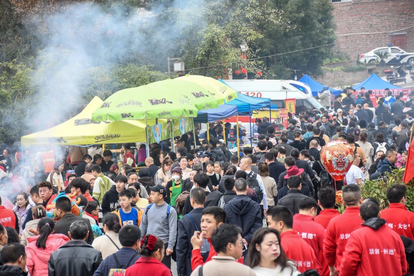 登高的市民。達州日報社供圖