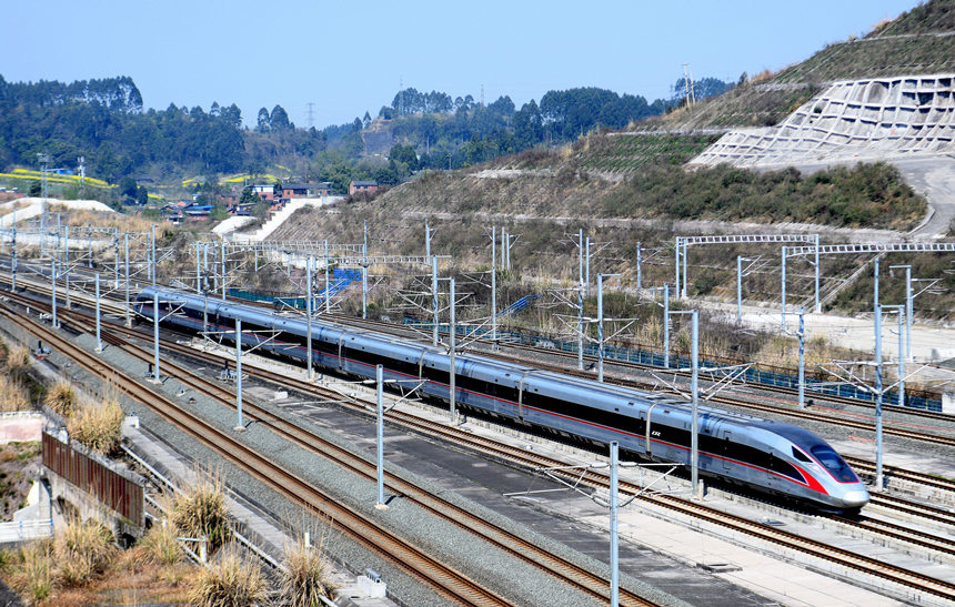復興號動車組駛過成渝高鐵內江北站。胡志強攝