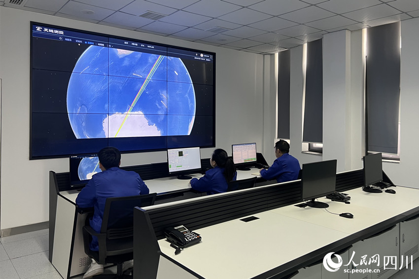 衛星監控室。人民網 趙祖樂攝