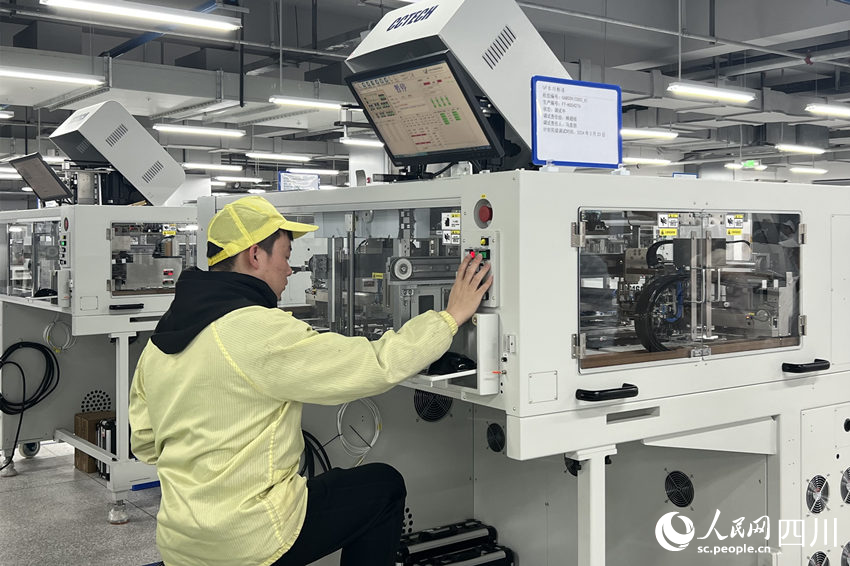長川科技集成電路封測設備研發制造基地生產車間。人民網 趙祖樂攝