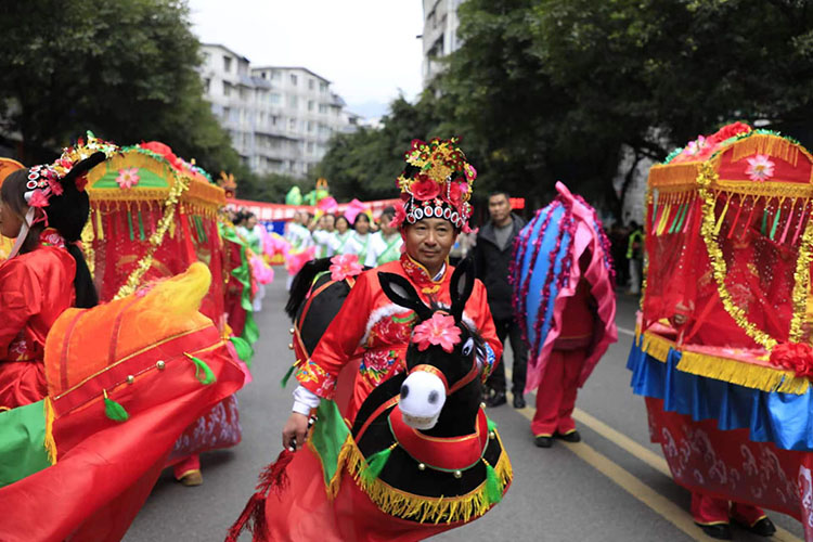 表演隊伍巡游。珙縣縣委宣傳部供圖
