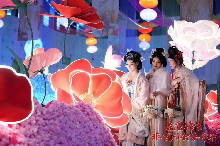 資料圖：穿漢服游新區。天府新區融媒體中心供圖