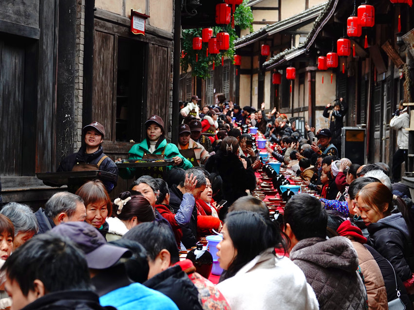 村民忙著上菜。曹雪攝