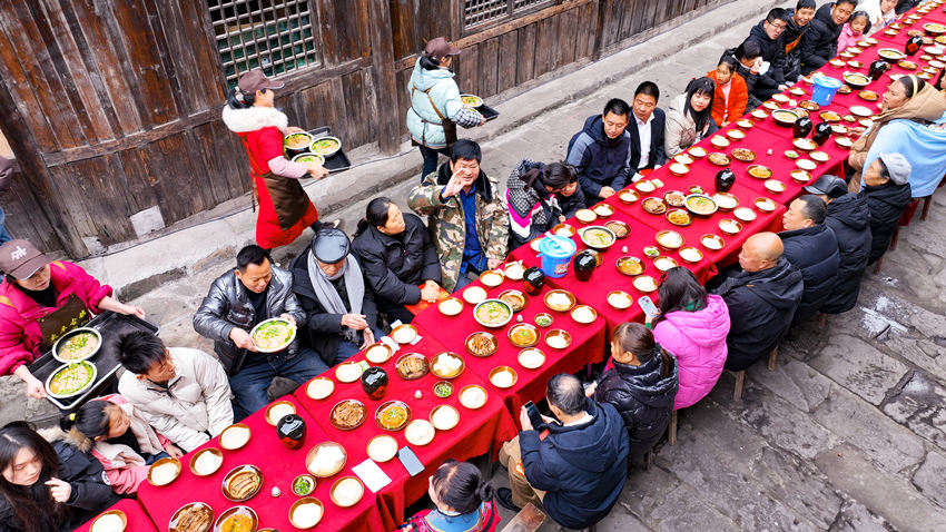 共品百家宴，共慶元宵節。支力攝