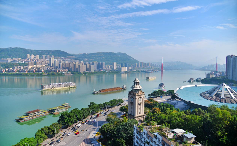 長江萬州段，黃金水道船來船往。付作僑攝