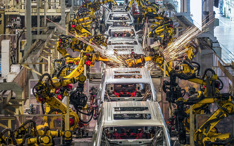 嵐圖汽車智能工廠機械手正在進行車輛組裝。 嵐圖汽車供圖