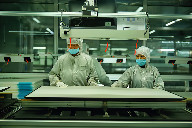 長虹電視機安裝組車間內，工人正在組裝光學膜片。四川省稅務局供圖