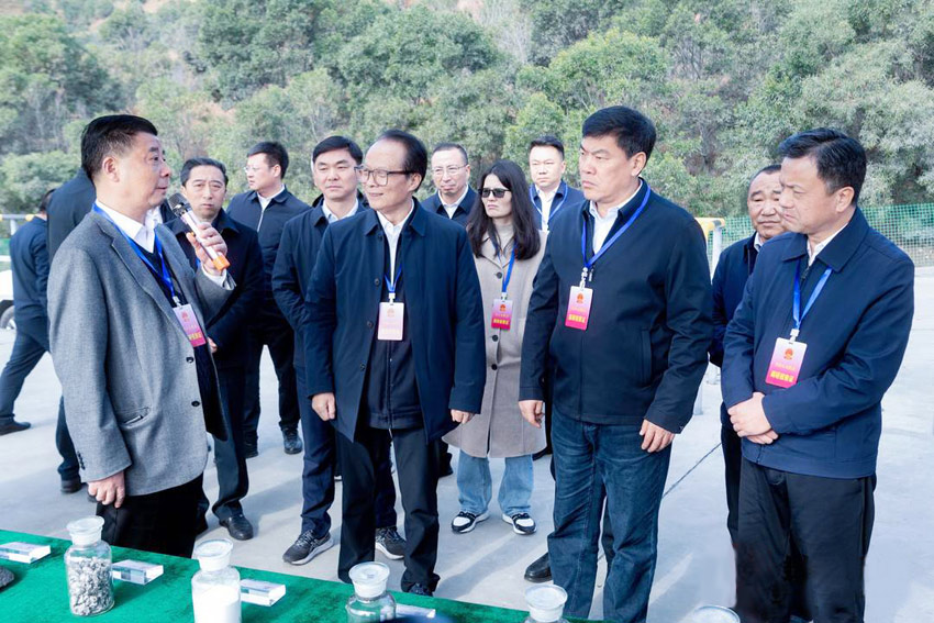 耿福能（中）參加攀枝花集中視察調研活動。受訪者供圖