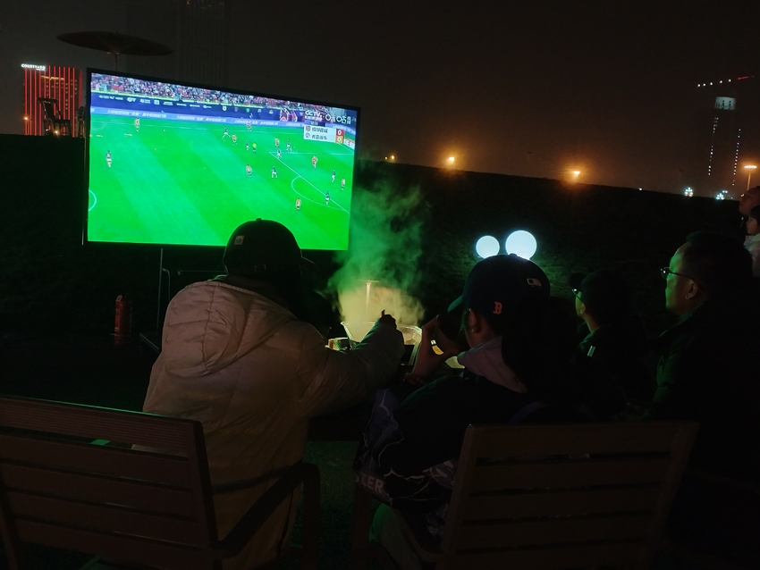 觀看比賽。人民網記者 劉海天攝