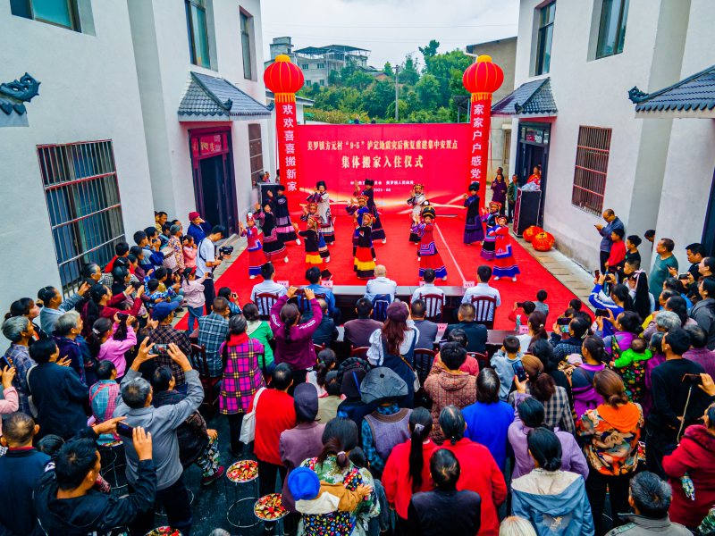 “9·5”瀘定地震災后新村安置點，村民搬新家。郝立藝攝