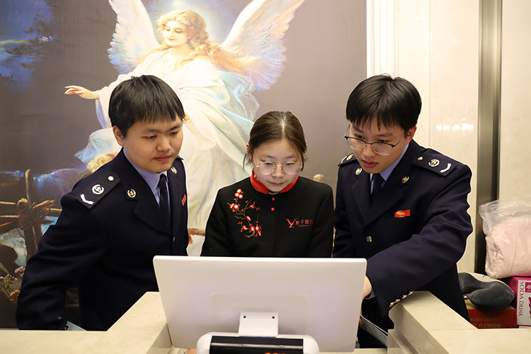 稅務干部輔導黃連村民宿商家開票。達州市稅務局供圖