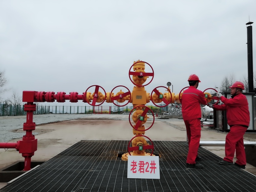 工作人員正在普光氣田老君2井作業。達州日報社供圖