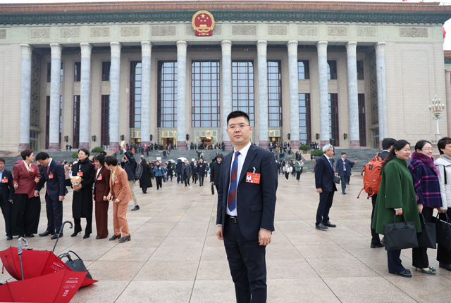 李君在人民大會堂前。受訪者供圖