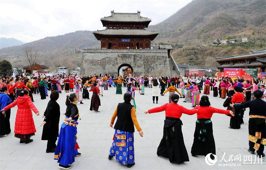 各民族群眾跳圓圓舞。胡宇攝