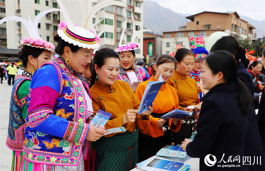 向群眾宣傳法律知識。胡宇攝