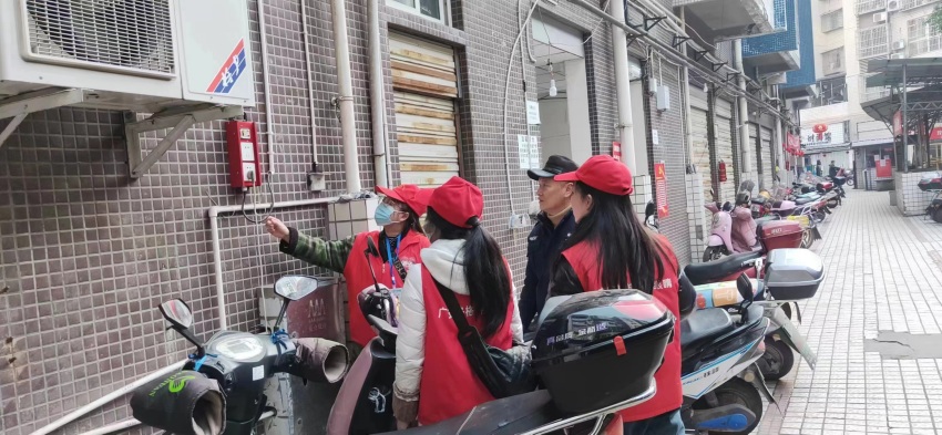 聯合消防志愿者、網格員開展消防安全“敲門行動”。廣安市消防救援支隊供圖