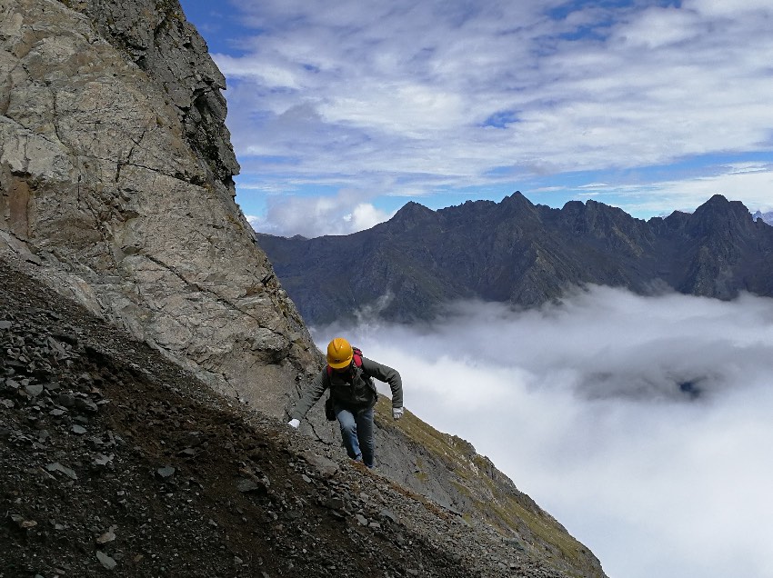 康定長巖窩野外踏勘。四川省自然資源廳供圖