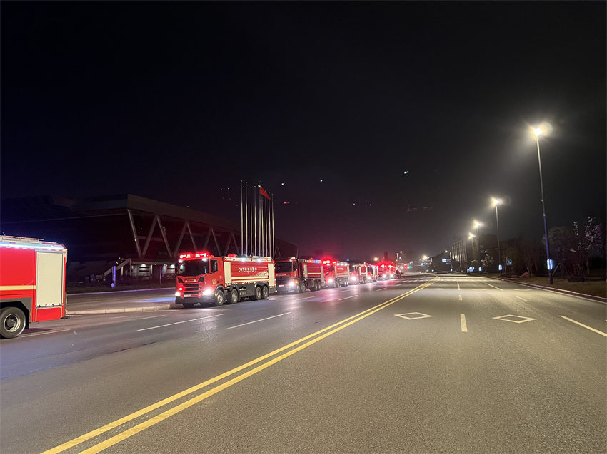 3月16日晚，四川省消防救援總隊救援力量集結出動。四川省消防救援總隊供圖