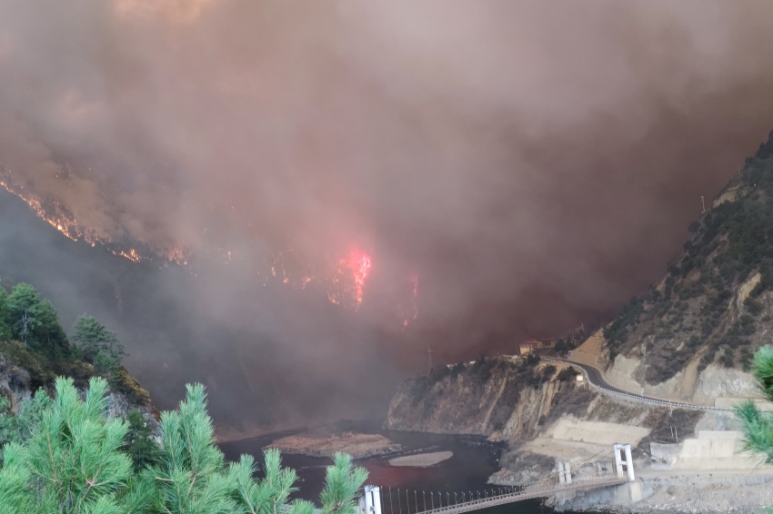 甘孜雅江森林火災現場。四川公安供圖