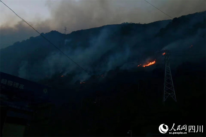 明火依舊很清晰。人民網記者 朱虹攝