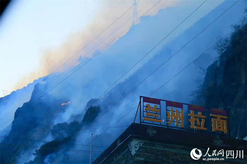 明火依舊很清晰。人民網記者 朱虹攝