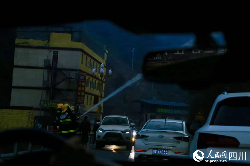 森林消防員正在滅火。人民網記者 朱虹攝