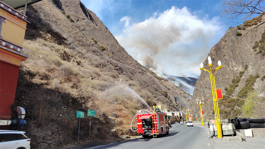 雅安支隊增援力量利用車載水炮對雅江城區環線開展增濕作業。四川省消防救援總隊供圖