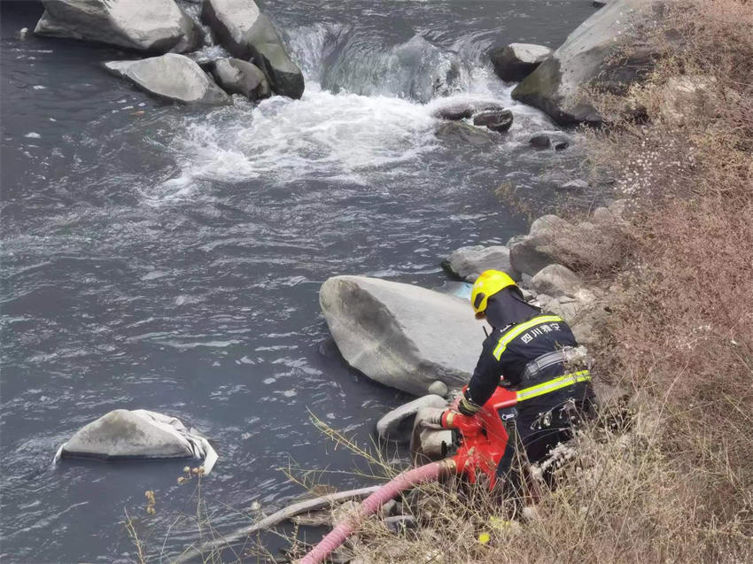 雅安支隊增援力量利用手抬機動泵在臨近水源取水，保障前方用水不間斷。四川省消防救援總隊供圖