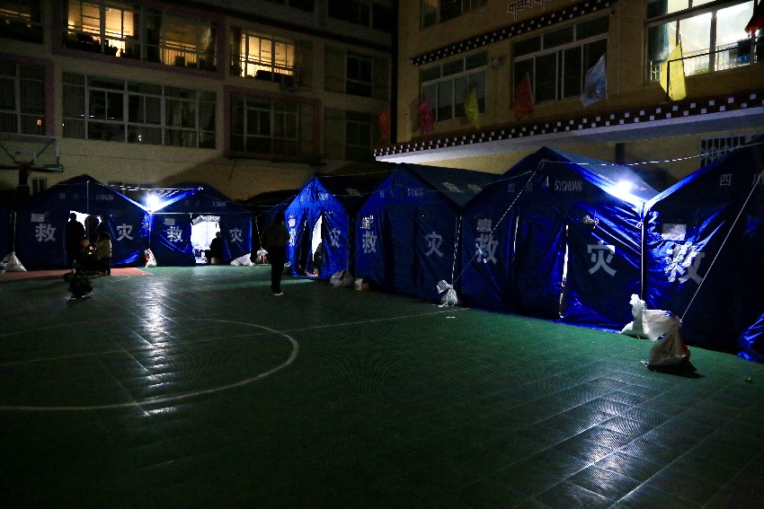 雅江縣城關第一完全小學安置點。人民網記者 朱虹攝