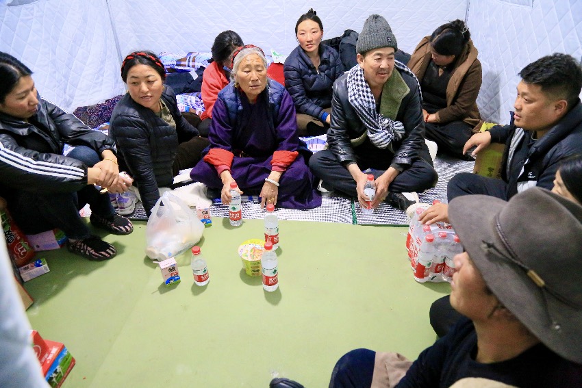 雅江縣城關第一完全小學安置點的群眾。人民網記者 朱虹攝