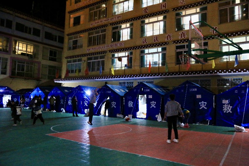 雅江縣城關第一完全小學安置點。人民網記者 朱虹攝