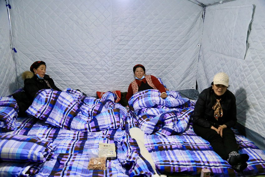 雅江縣城關第一完全小學安置點的群眾。人民網記者 朱虹攝