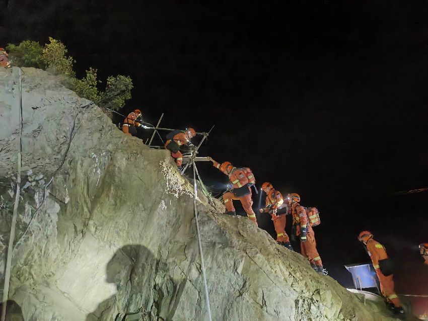 四川森林消防總隊甘孜支隊全力撲救山火。姚強強攝