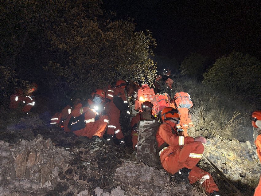 四川森林消防總隊甘孜支隊全力撲救山火。姚強強攝