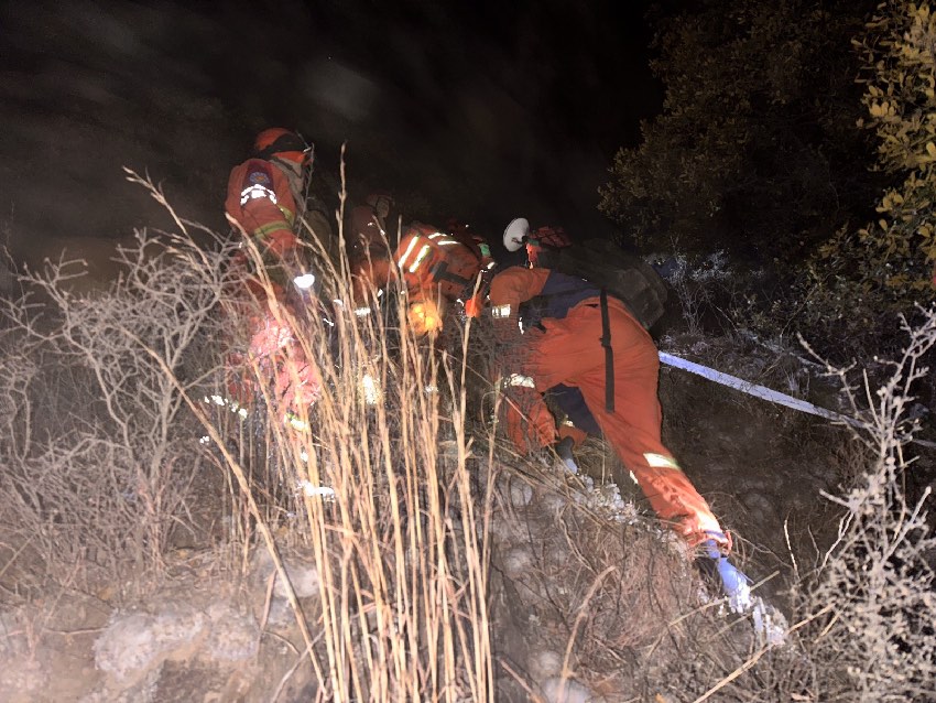 四川森林消防總隊甘孜支隊全力撲救山火。姚強強攝