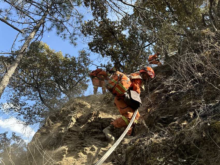 四川森林消防總隊甘孜支隊全力撲救山火。姚強強攝