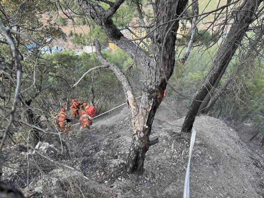 四川森林消防總隊甘孜支隊全力撲救山火。姚強強攝