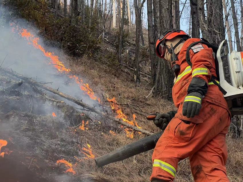 四川森林消防總隊甘孜支隊全力撲救山火。姚強強攝