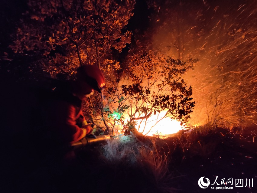 四川省森林消防總隊涼山州支隊森林消防員正在全力撲救山火。樊文淵攝