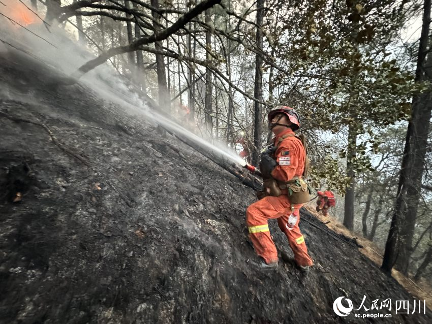 四川省森林消防總隊攀枝花市支隊森林消防員正在全力撲救山火。殷豪良攝