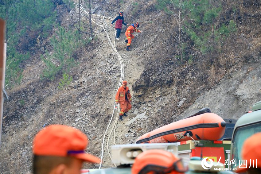甘孜州森林消防支隊雅江大隊大隊長張國勝從山上走下（前排）。人民網記者朱虹攝