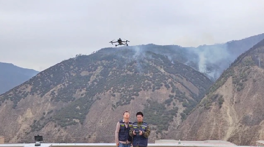 負責火情偵查工作的工作人員。四川省應急管理廳供圖
