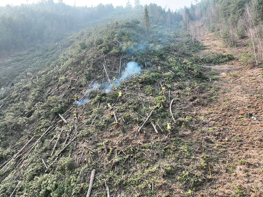 民兵正在開辟隔離帶。甘立偉攝