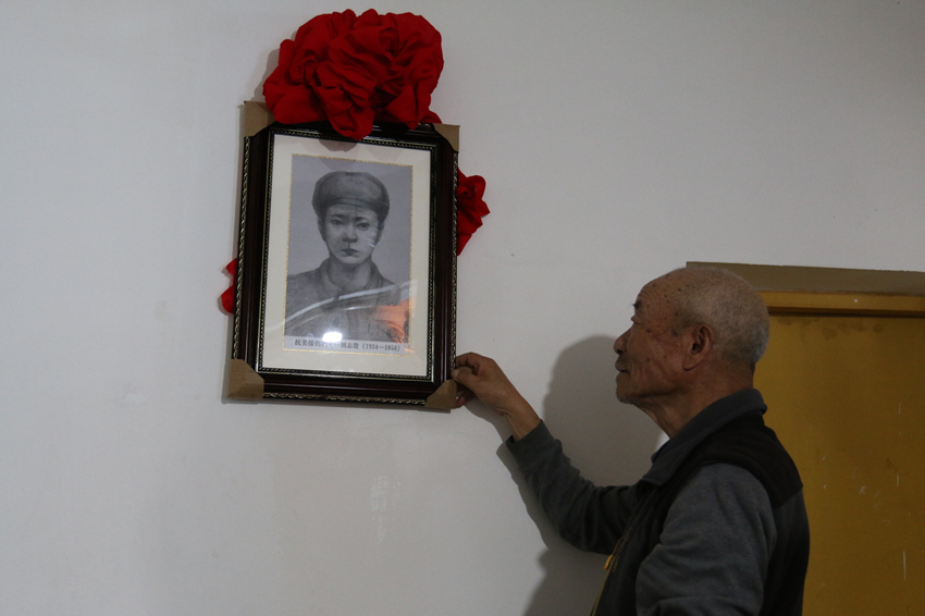 劉志貴烈士侄子將畫像掛在家中。王茜攝