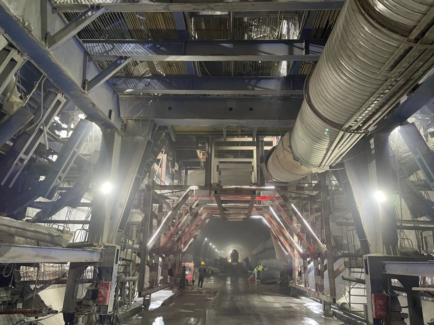 西渝高鐵萬家山隧道施工現場。中鐵六局集團有限公司供圖