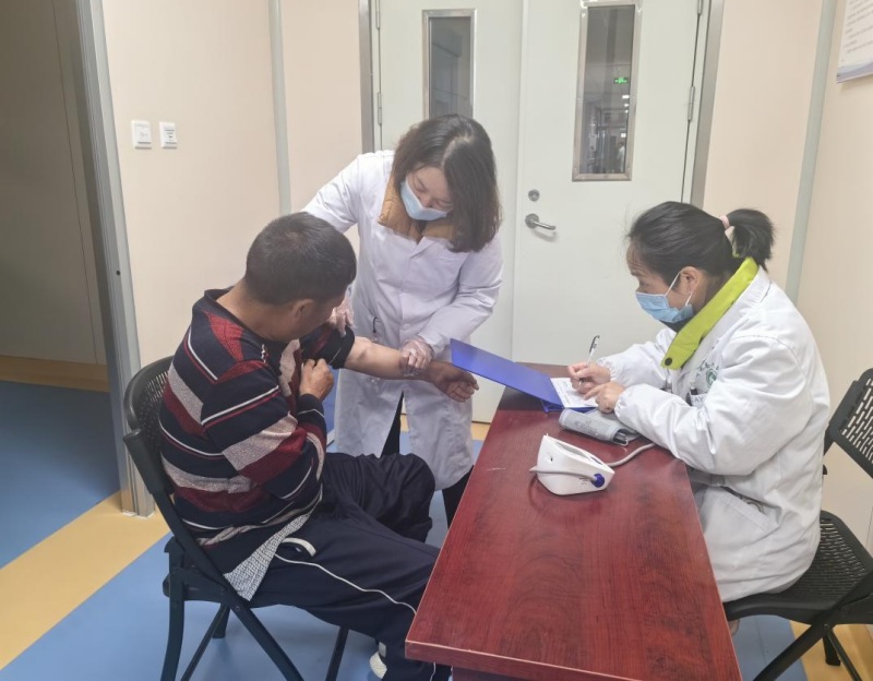 患者透析治療。江油市結對幫扶布拖縣工作隊供圖