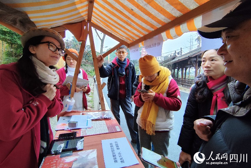 1月6日，“2024成都蒲江柑甜采摘節”上，記者見到了小萌（左一）和許多年輕人忙著做訪客接待、現場布置、票務核對、采摘服務等工作。人民網記者朱虹攝